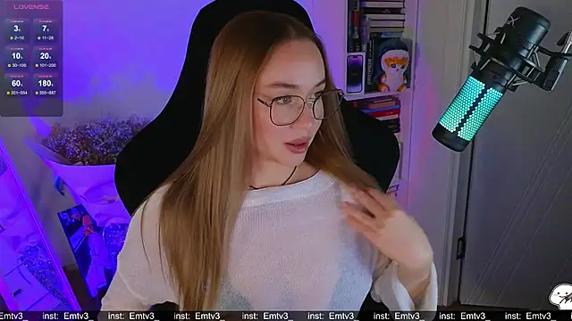 Emili1- online show from December 3, 2025, 1:53 pm