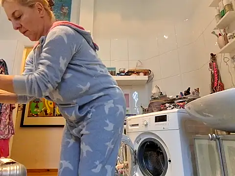 Snapshot of FrauleinSchmitt chatting on November 7, 2025, 7:08 am FrauleinSchmitt online show from November 7, 2025, 7:08 am