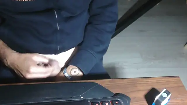 Snapshot of Adri_gard chatting on October 14, 2025, 8:42 pm Adri gard online show from October 14, 2025, 8:42 pm