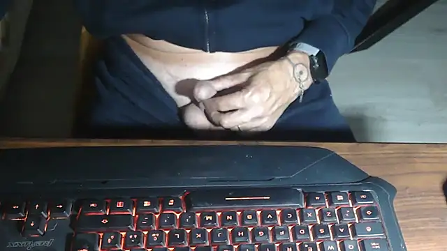 Snapshot of Adri_gard chatting on October 17, 2025, 8:11 pm Adri gard online show from October 17, 2025, 8:11 pm