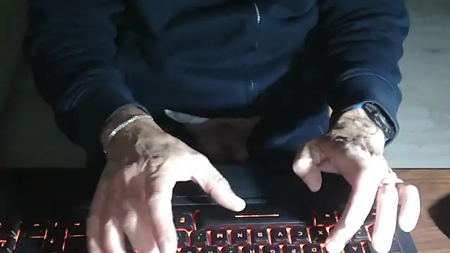 Snapshot of Adri_gard chatting on October 28, 2025, 9:28 pm Adri gard online show from October 28, 2025, 9:28 pm