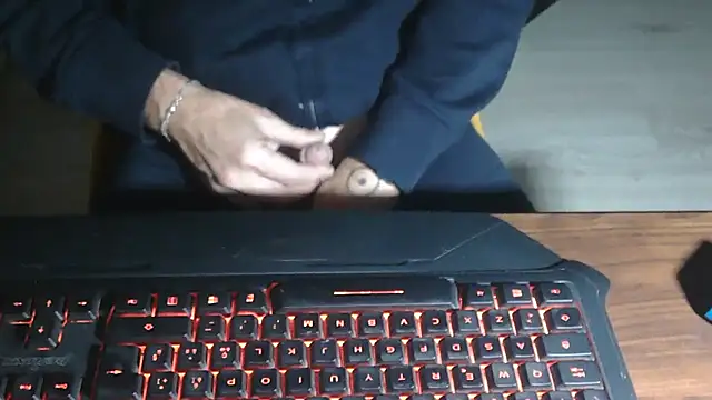 Snapshot of Adri_gard chatting on November 7, 2025, 9:15 pm Adri gard online show from November 7, 2025, 9:15 pm