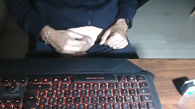 Snapshot of Adri_gard chatting on November 8, 2025, 9:13 pm Adri gard online show from November 8, 2025, 9:13 pm