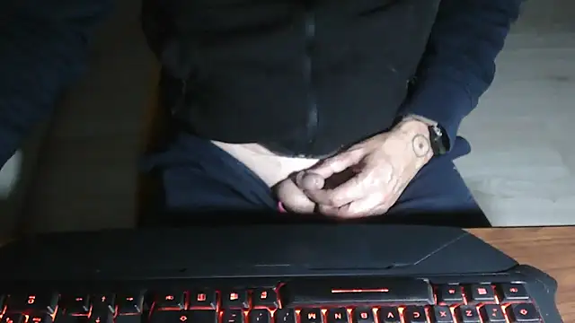 Snapshot of Adri_gard chatting on November 19, 2025, 9:15 pm Adri gard online show from November 19, 2025, 9:15 pm