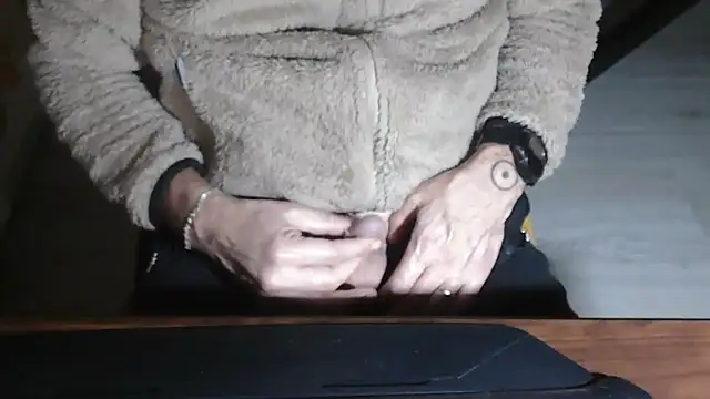 Snapshot of Adri_gard chatting on December 19, 2025, 9:22 pm Adri gard online show from December 19, 2025, 9:22 pm