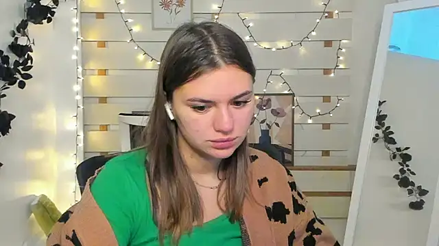 Josephine Kiss online show from November 15, 2025, 1:29 pm