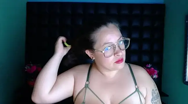 Snapshot of SaraThomso chatting on December 4, 2024, 2:53 am SaraThomso online show from December 4, 2024, 2:53 am