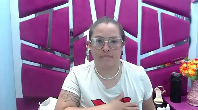 Snapshot of SaraThomso chatting on February 6, 2025, 2:55 am SaraThomso online show from February 6, 2025, 2:55 am