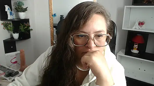 Snapshot of SaraThomso chatting on March 11, 2025, 3:16 am SaraThomso online show from March 11, 2025, 3:16 am