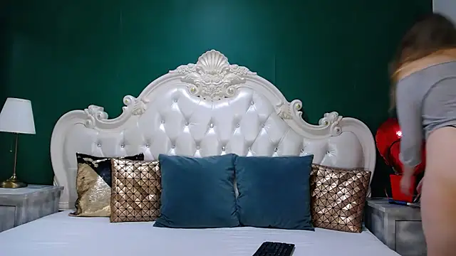 Snapshot of ArielBurn chatting on February 19, 2025, 7:27 pm ArielBurn online show from February 19, 2025, 7:27 pm