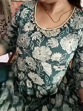 cuteyqueen online show from April 13, 2026, 7:47 am