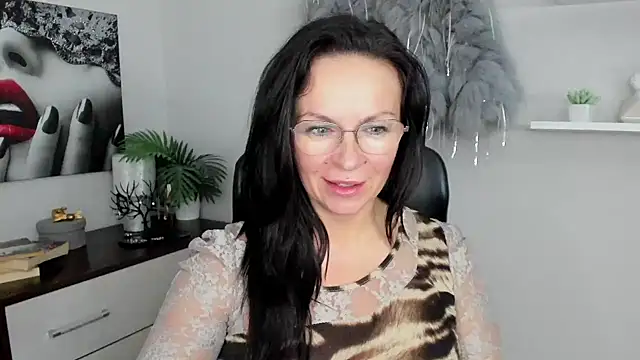 Snapshot of HelenLuxx chatting on January 23, 2025, 4:15 pm HelenLuxx online show from January 23, 2025, 4:15 pm