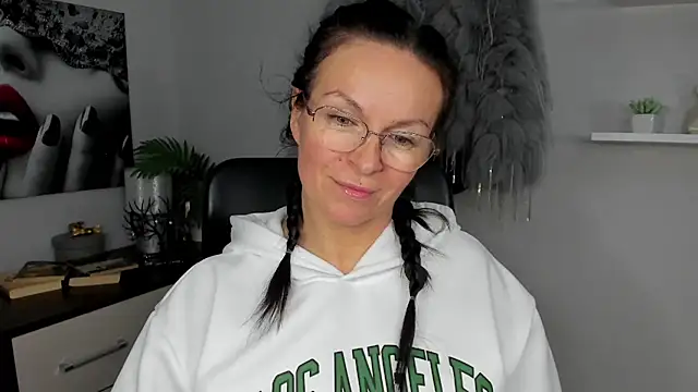 Snapshot of HelenLuxx chatting on January 26, 2025, 10:34 am HelenLuxx online show from January 26, 2025, 10:34 am