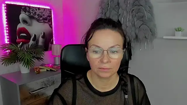 Snapshot of HelenLuxx chatting on January 31, 2025, 10:20 am HelenLuxx online show from January 31, 2025, 10:20 am