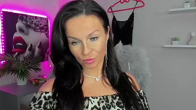 Snapshot of HelenLuxx chatting on February 2, 2025, 10:46 am HelenLuxx online show from February 2, 2025, 10:46 am