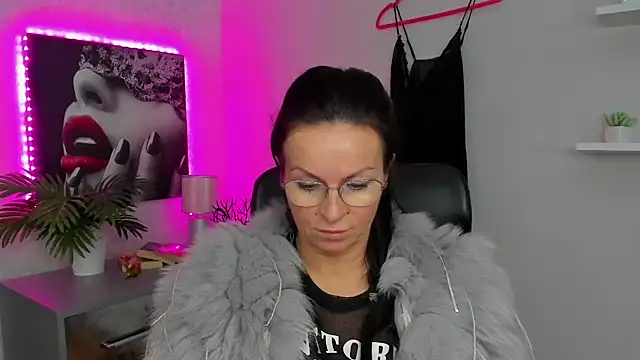 Snapshot of HelenLuxx chatting on February 3, 2025, 12:57 pm HelenLuxx online show from February 3, 2025, 12:57 pm