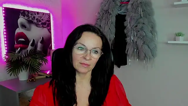 Snapshot of HelenLuxx chatting on February 14, 2025, 10:17 am HelenLuxx online show from February 14, 2025, 10:17 am