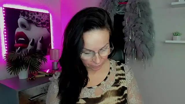 Snapshot of HelenLuxx chatting on February 15, 2025, 7:16 am HelenLuxx online show from February 15, 2025, 7:16 am