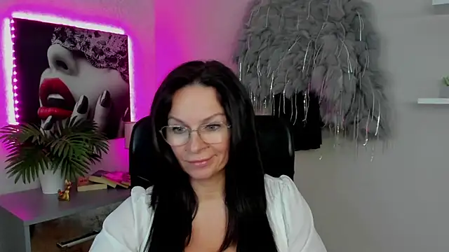 Snapshot of HelenLuxx chatting on March 3, 2025, 5:29 pm HelenLuxx online show from March 3, 2025, 5:29 pm