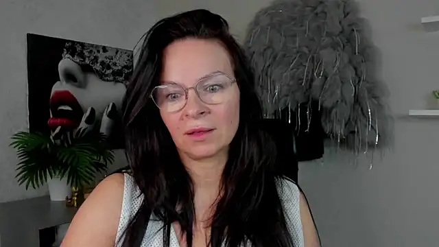 Snapshot of HelenLuxx chatting on March 7, 2025, 6:35 am HelenLuxx online show from March 7, 2025, 6:35 am