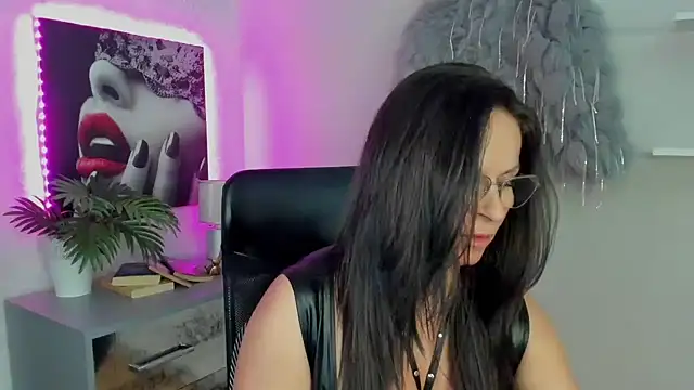 Snapshot of HelenLuxx chatting on March 20, 2025, 5:15 pm HelenLuxx online show from March 20, 2025, 5:15 pm