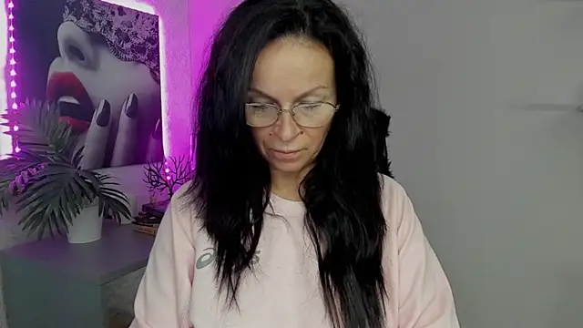 Snapshot of HelenLuxx chatting on September 18, 2025, 5:42 am HelenLuxx online show from September 18, 2025, 5:42 am