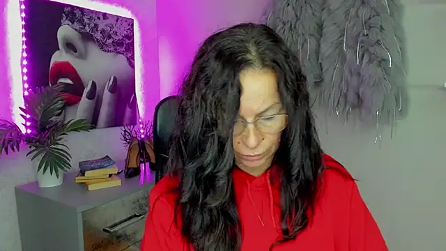 Snapshot of HelenLuxx chatting on October 16, 2025, 5:41 am HelenLuxx online show from October 16, 2025, 5:41 am