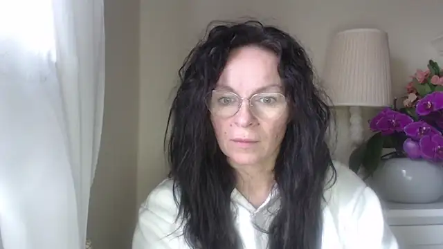 Snapshot of HelenLuxx chatting on October 21, 2025, 6:14 am HelenLuxx online show from October 21, 2025, 6:14 am