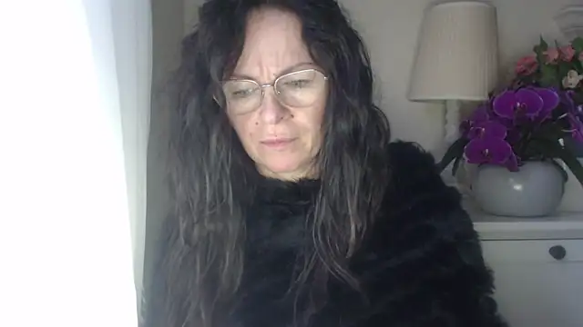 Snapshot of HelenLuxx chatting on October 24, 2025, 6:10 am HelenLuxx online show from October 24, 2025, 6:10 am