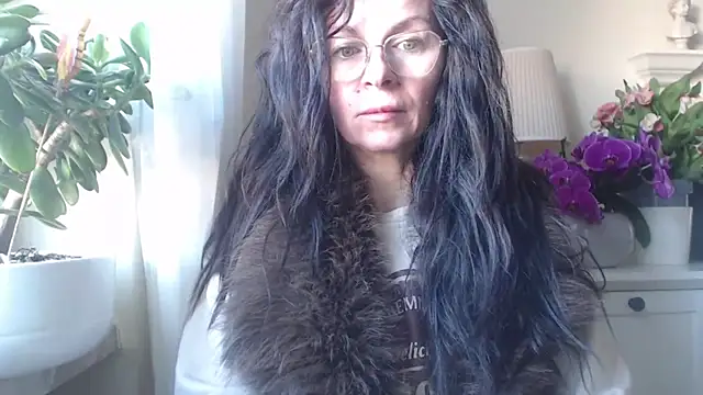 Snapshot of HelenLuxx chatting on November 6, 2025, 7:53 am HelenLuxx online show from November 6, 2025, 7:53 am