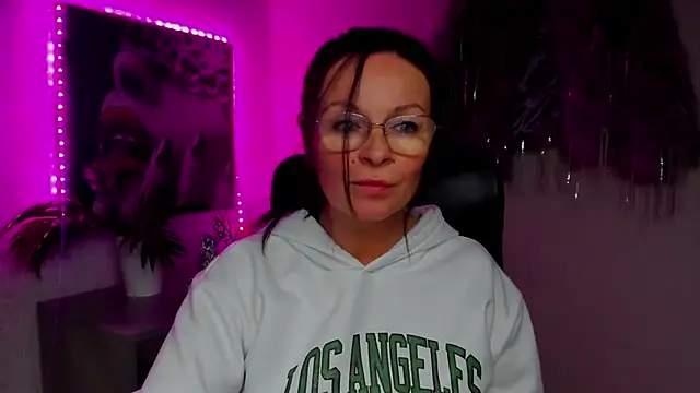 Snapshot of HelenLuxx chatting on November 22, 2025, 7:57 pm HelenLuxx online show from November 22, 2025, 7:57 pm