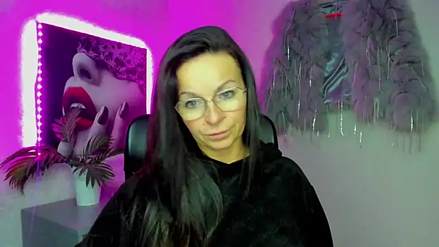 Snapshot of HelenLuxx chatting on November 25, 2025, 3:45 pm HelenLuxx online show from November 25, 2025, 3:45 pm