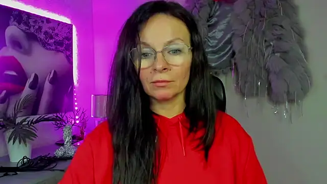 Snapshot of HelenLuxx chatting on December 18, 2025, 5:30 pm HelenLuxx online show from December 18, 2025, 5:30 pm