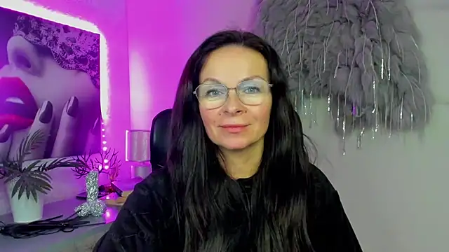 Snapshot of HelenLuxx chatting on December 19, 2025, 4:14 pm HelenLuxx online show from December 19, 2025, 4:14 pm