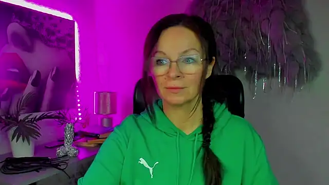 Snapshot of HelenLuxx chatting on January 6, 2026, 6:50 am HelenLuxx online show from January 6, 2026, 6:50 am