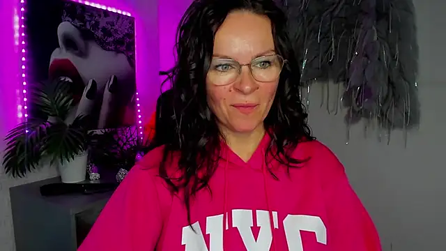 HelenLuxx online show from March 7, 2026, 7:16 am