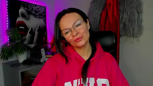 HelenLuxx online show from March 18, 2026, 4:21 pm