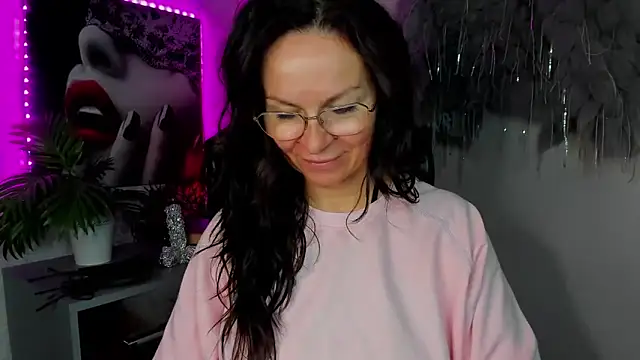 HelenLuxx online show from March 29, 2026, 6:24 am