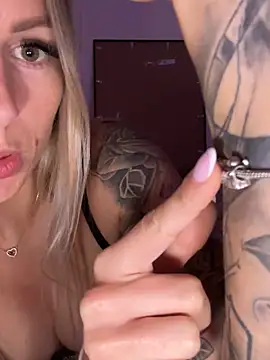 Snapshot of X_JamieLove_X chatting on October 4, 2025, 5:11 pm X JamieLove X online show from October 4, 2025, 5:11 pm