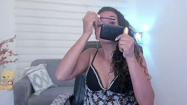 Snapshot of leslyflorez chatting on December 14, 2024, 12:01 pm leslyflorez online show from December 14, 2024, 12:01 pm