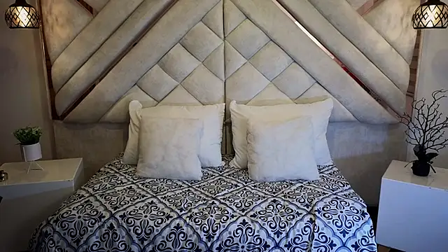 Snapshot of leslyflorez chatting on February 9, 2025, 12:06 am leslyflorez online show from February 9, 2025, 12:06 am