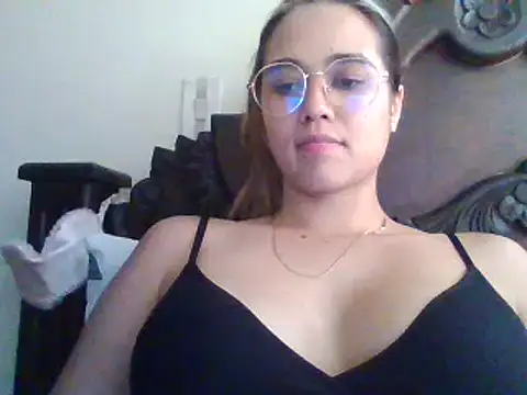 trianabell online show from February 18, 2025, 9:09 pm