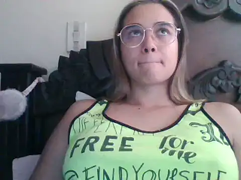 trianabell online show from February 28, 2025, 5:48 pm