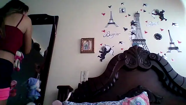 trianabell online show from October 4, 2025, 4:49 pm