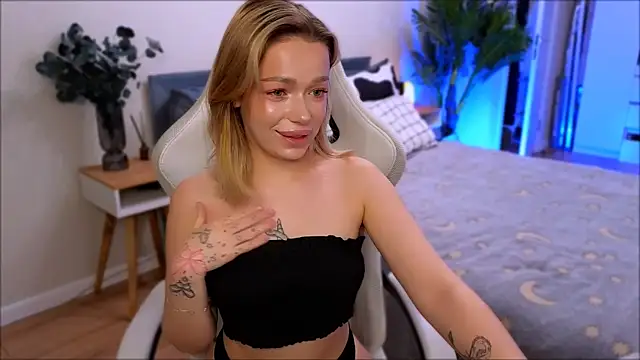 Lily Yin online show from December 15, 2025, 7:23 am