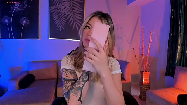 ViolettHansson online show from December 17, 2025, 6:47 pm