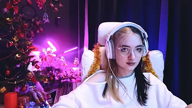 Snapshot of Avi_Nile chatting on December 11, 2024, 1:05 am Avi Nile online show from December 11, 2024, 1:05 am