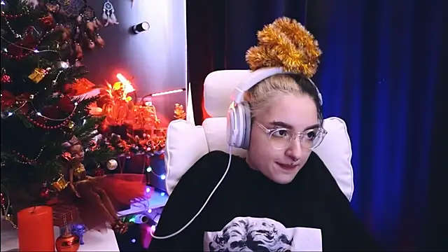 Snapshot of Avi_Nile chatting on December 22, 2024, 5:56 am Avi Nile online show from December 22, 2024, 5:56 am