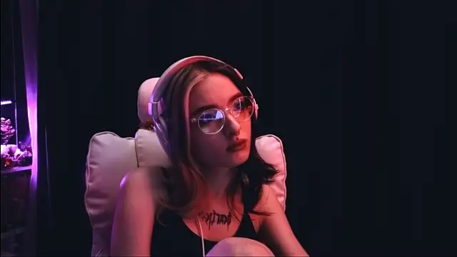 Snapshot of Avi_Nile chatting on December 27, 2024, 11:10 pm Avi Nile online show from December 27, 2024, 11:10 pm