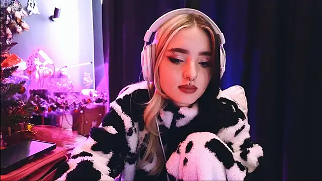 Snapshot of Avi_Nile chatting on January 17, 2025, 4:49 am Avi Nile online show from January 17, 2025, 4:49 am